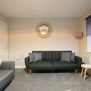  Holiday home Stradbroke House - 5 Bed Townhouse, Sleeps 11, Great For Group & Workers, Free Parking & Netflix - Hosted By Host Save